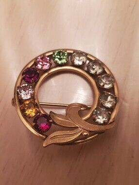 Vintage Van Dell Wreath Brooch With Multicolored Rhinestones